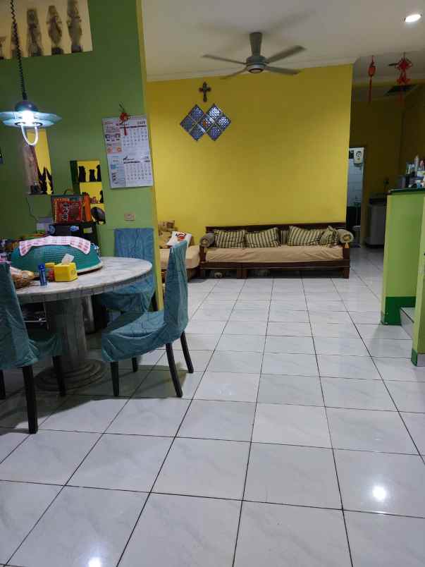 rumah rapi hadap taman di taman surya