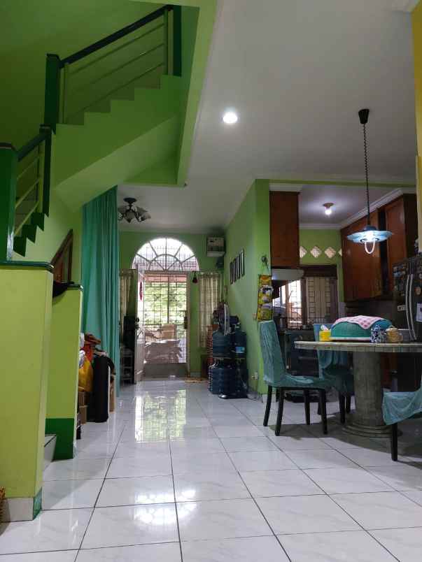 rumah rapi hadap taman di taman surya