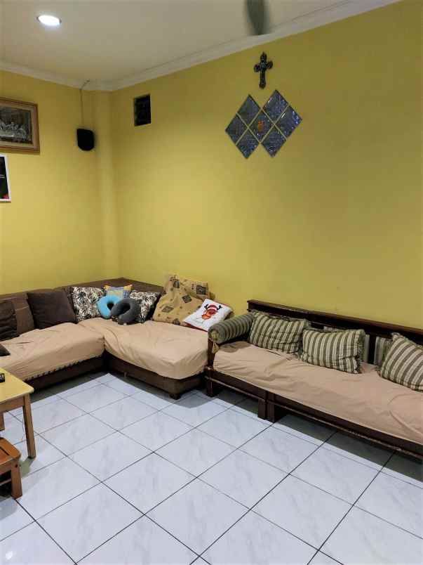 rumah rapi hadap taman di taman surya