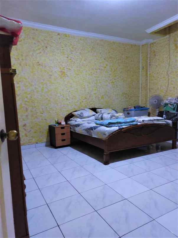 rumah rapi hadap taman di taman surya