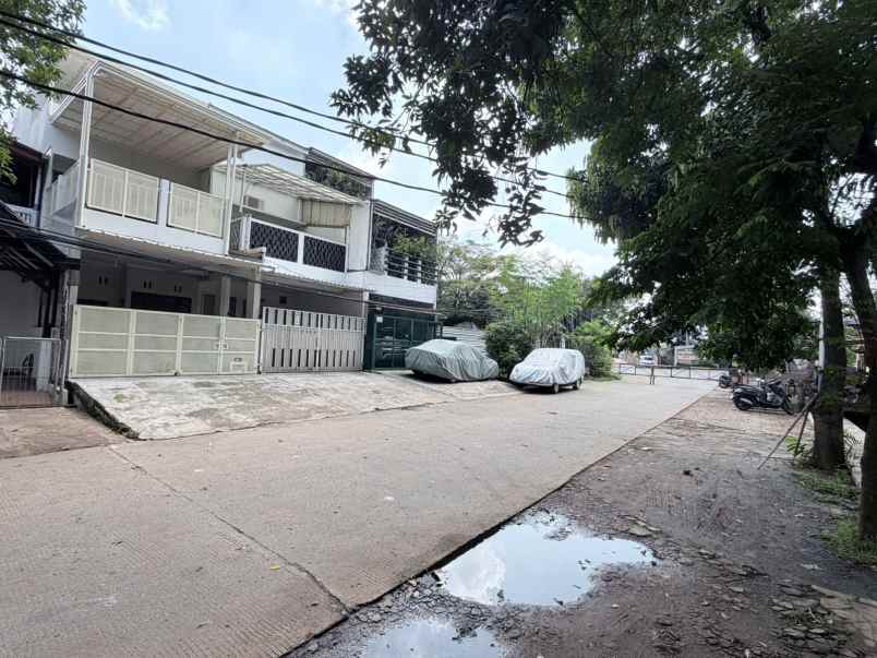 rumah second akses lebar di billymoon pondok kelapa