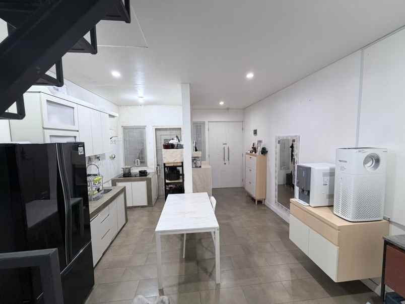 rumah second akses lebar di billymoon pondok kelapa