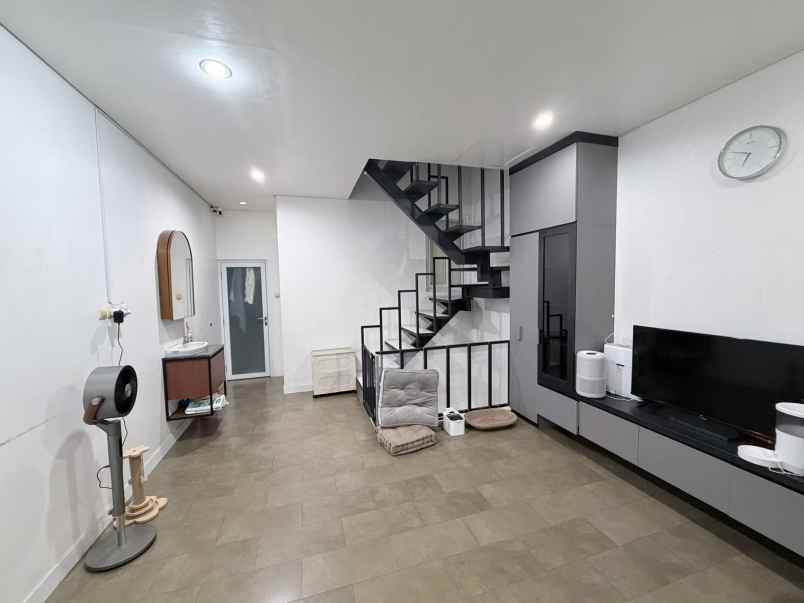 rumah second akses lebar di billymoon pondok kelapa