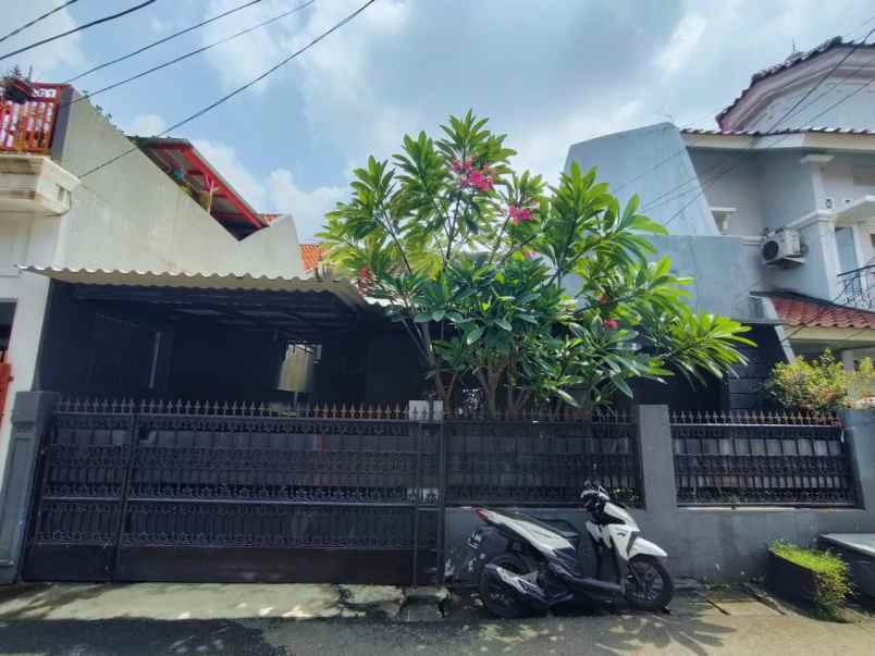 rumah secondary dalam komplek di pondok bambu