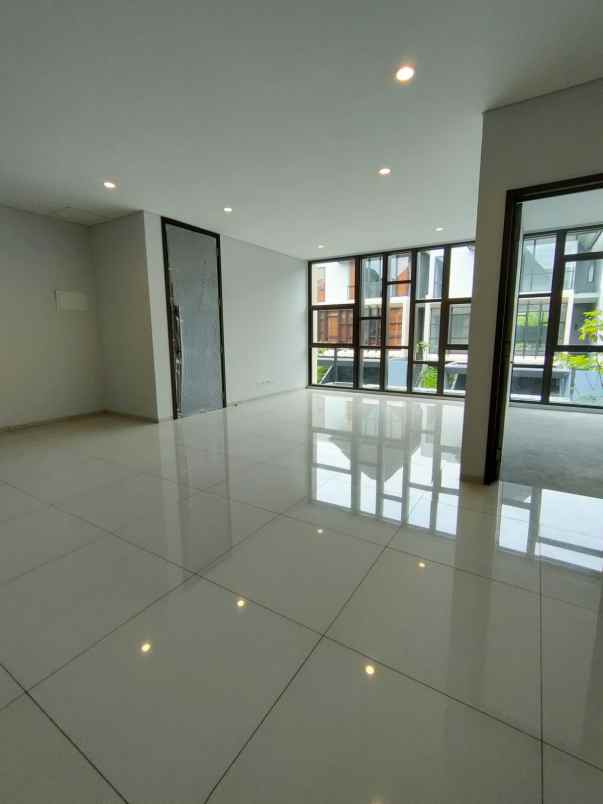 rumah serenia hills lebak bulus