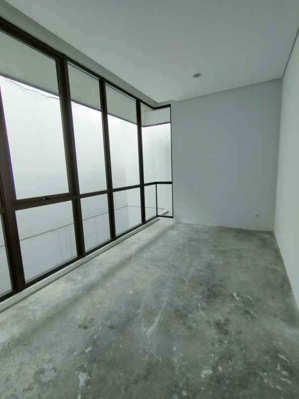 rumah serenia hills lebak bulus