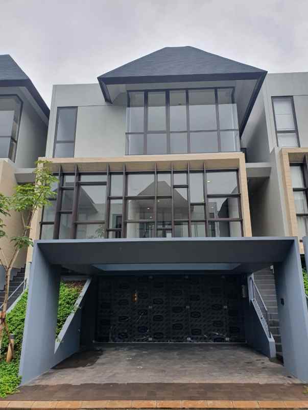 rumah serenia hills lebak bulus