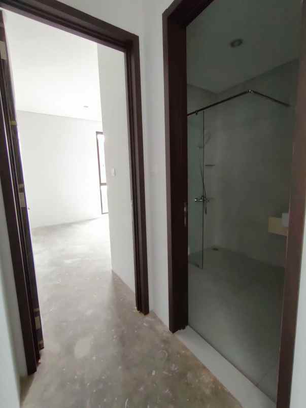 rumah serenia hills lebak bulus