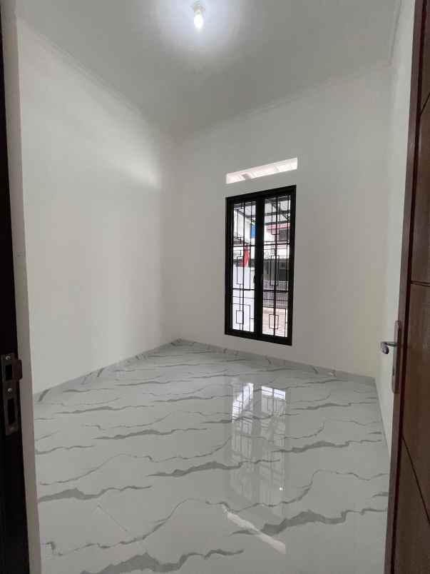 rumah siap huni nempel pondok cabe di sawangan depok