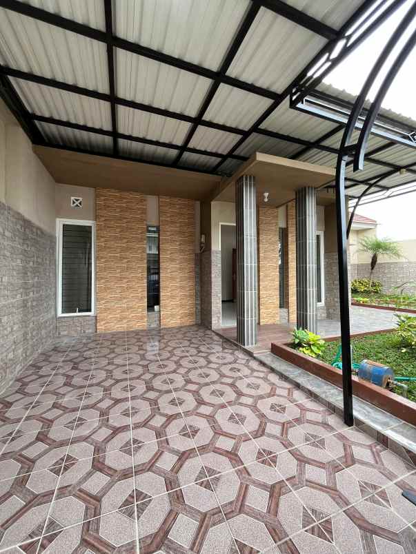 rumah siap huni posisi pojok dekat kota batu