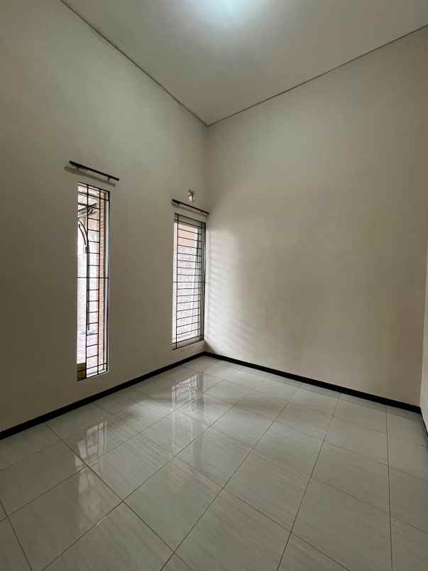 rumah siap huni posisi pojok dekat kota batu