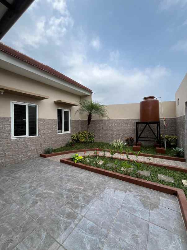 rumah siap huni posisi pojok dekat kota batu