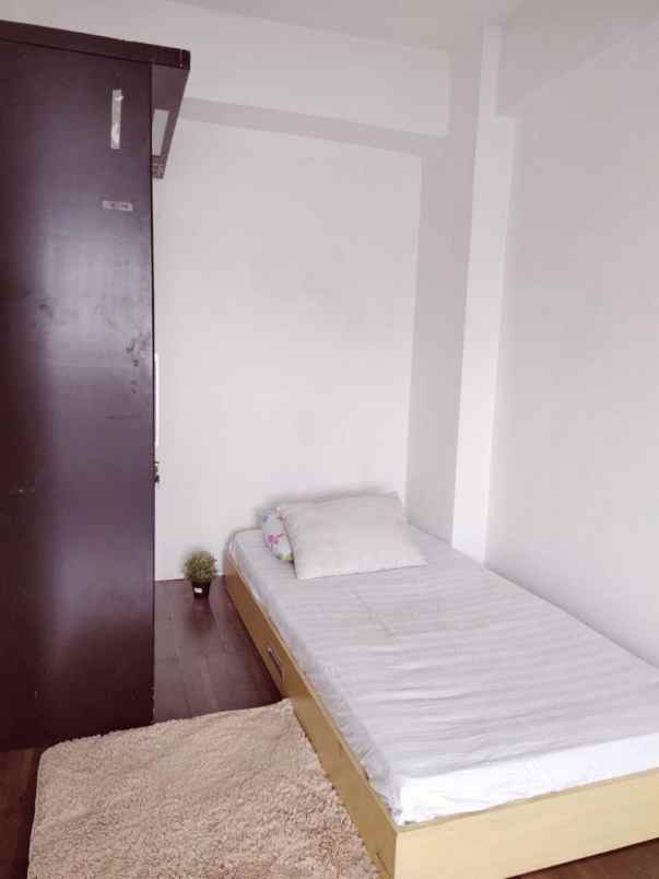 sewa apartemen 2 kamar furnish di green pramuka city
