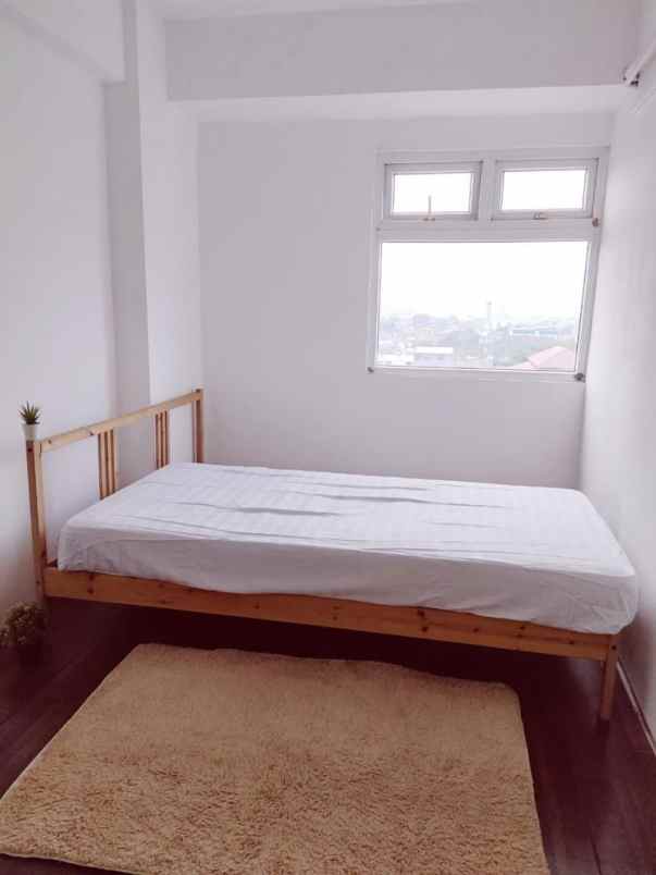 sewa apartemen 2 kamar furnish di green pramuka city