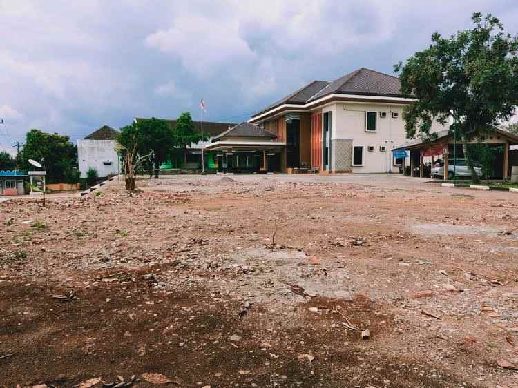 tanah barat pasar mojogedang