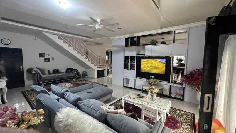 dijual cafe rumah mewah 2 lt tanah luas 1 467m