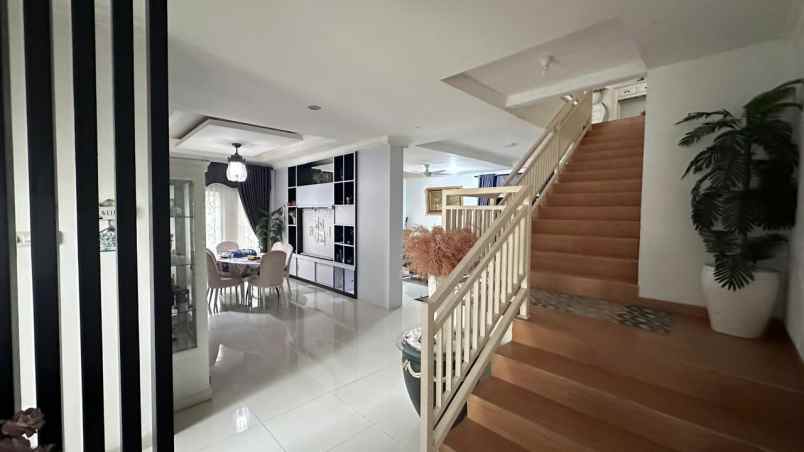 dijual cafe rumah mewah 2 lt tanah luas 1 467m