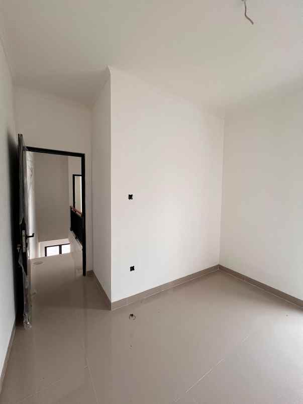 dijual rumah 2 lantai cilegon bu banget