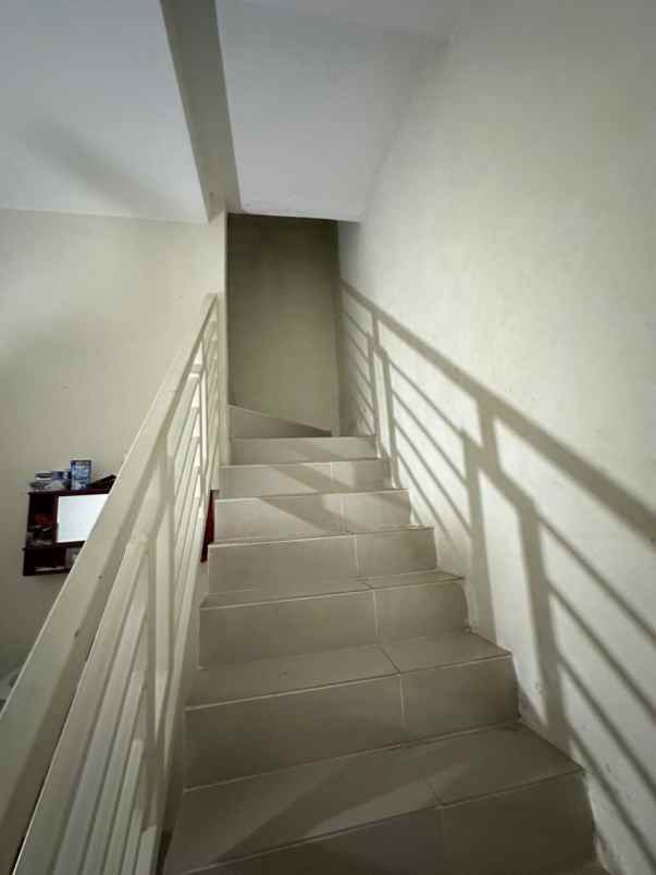 dijual rumah 2 lantai setro baru