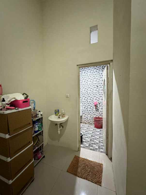 dijual rumah 2 lantai setro baru