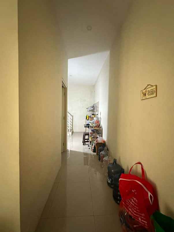 dijual rumah 2 lantai setro baru