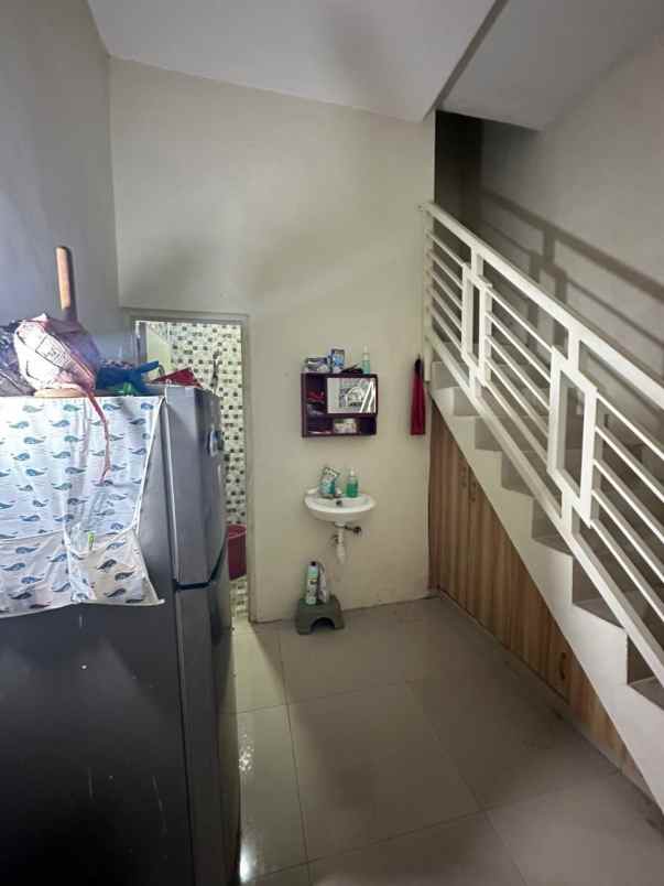 dijual rumah 2 lantai setro baru