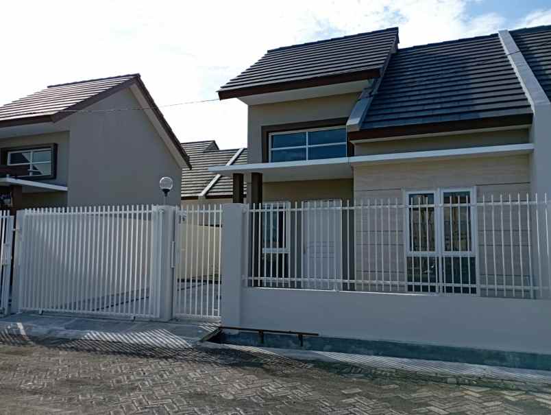 dijual rumah alana cemandi sedati