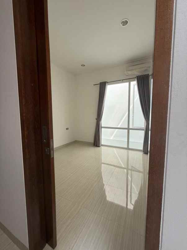 dijual rumah belakang mall kelapa gading