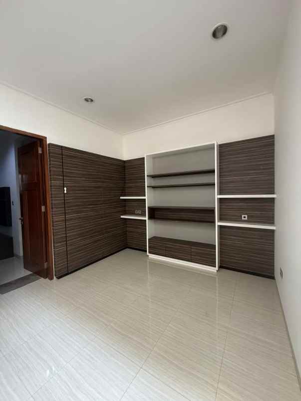 dijual rumah belakang mall kelapa gading
