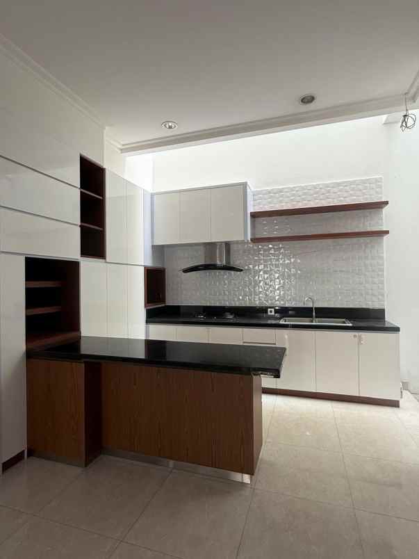 dijual rumah belakang mall kelapa gading