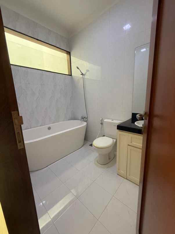 dijual rumah belakang mall kelapa gading