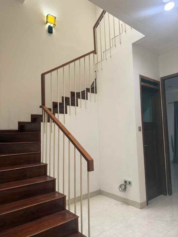 dijual rumah belakang mall kelapa gading