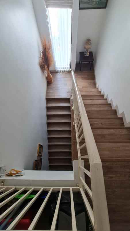 dijual rumah cluster 2 lantai full furnished siap huni