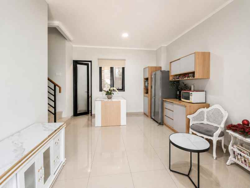 dijual rumah cluster regia summarecon