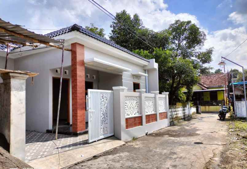 dijual rumah dekat balai desa