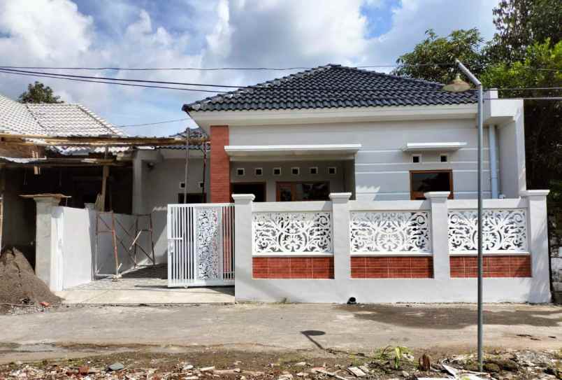 dijual rumah dekat balai desa