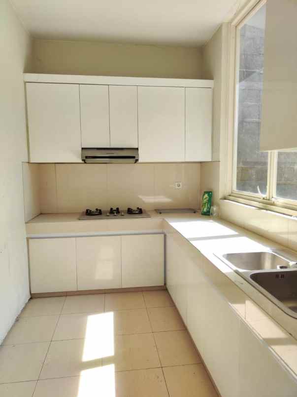 dijual rumah di perumahan stonegate park surabaya