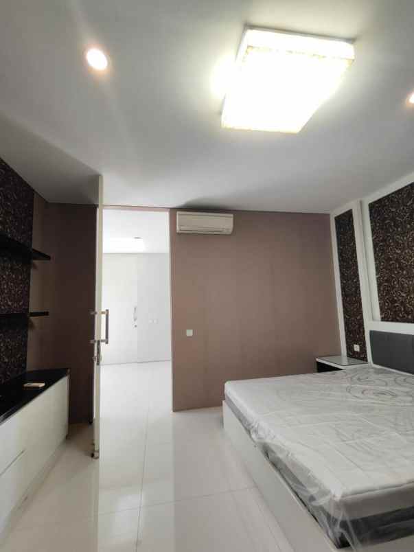 dijual rumah di perumahan stonegate park surabaya