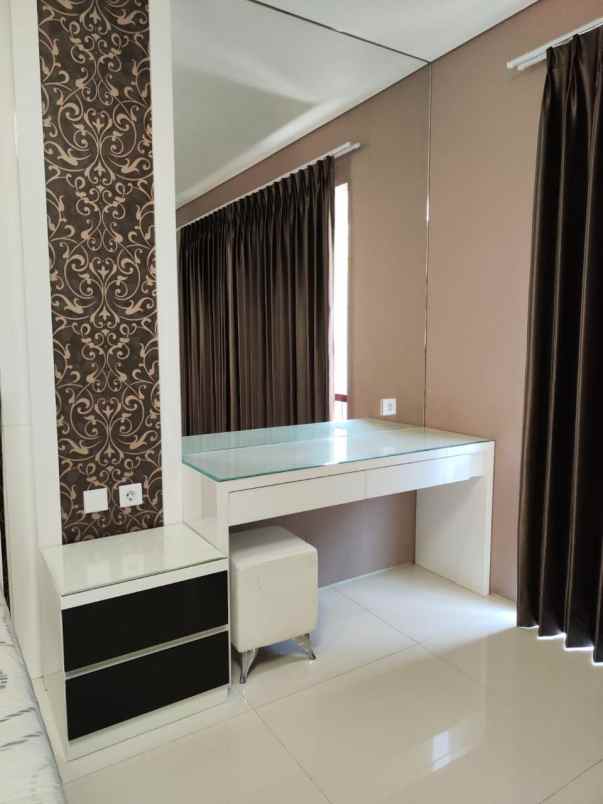 dijual rumah di perumahan stonegate park surabaya