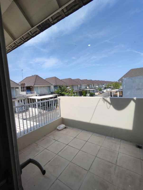 dijual rumah di perumahan stonegate park surabaya