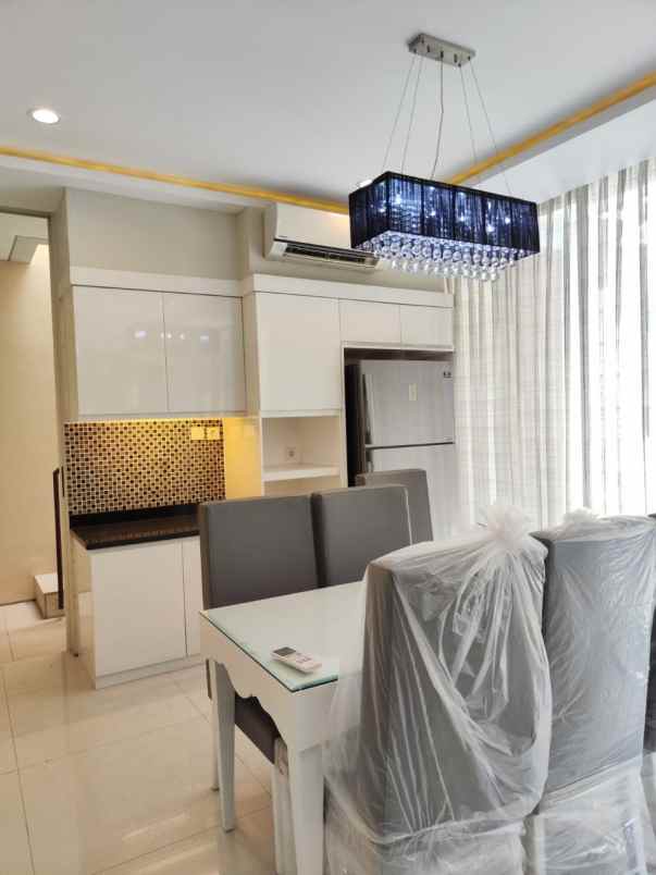 dijual rumah di perumahan stonegate park surabaya