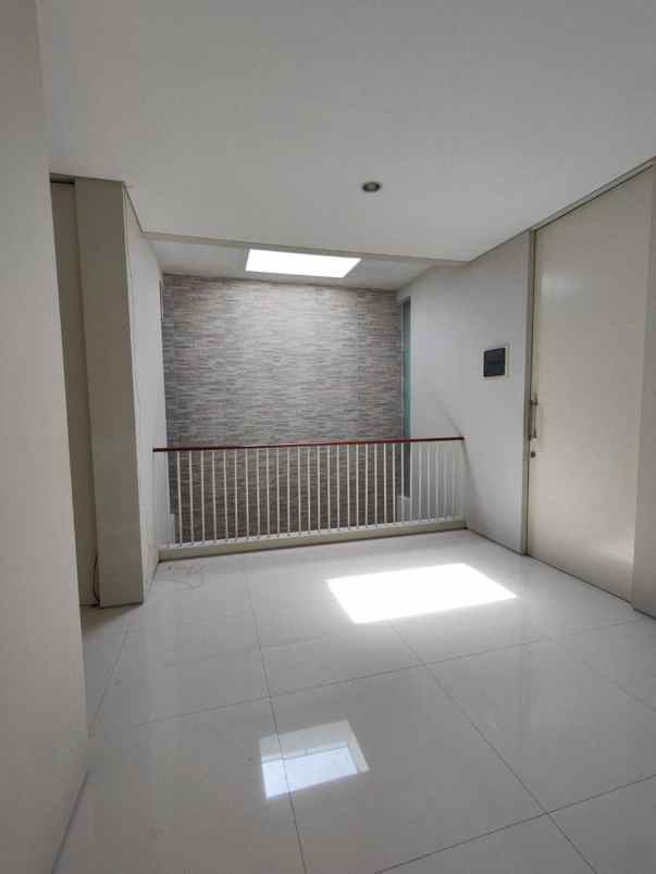 dijual rumah di perumahan stonegate park surabaya