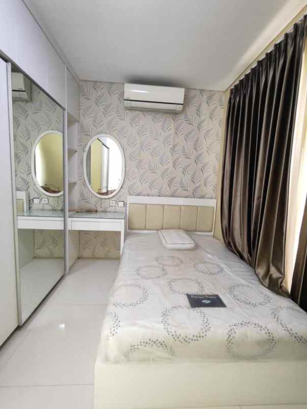 dijual rumah di perumahan stonegate park surabaya
