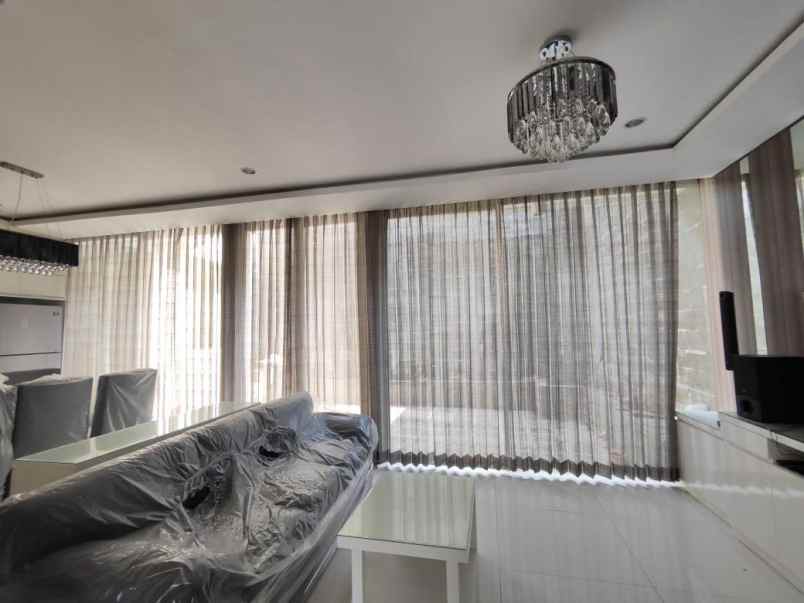 dijual rumah di perumahan stonegate park surabaya