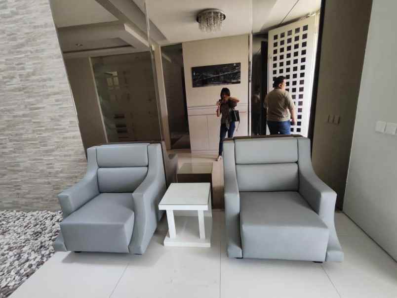 dijual rumah di perumahan stonegate park surabaya