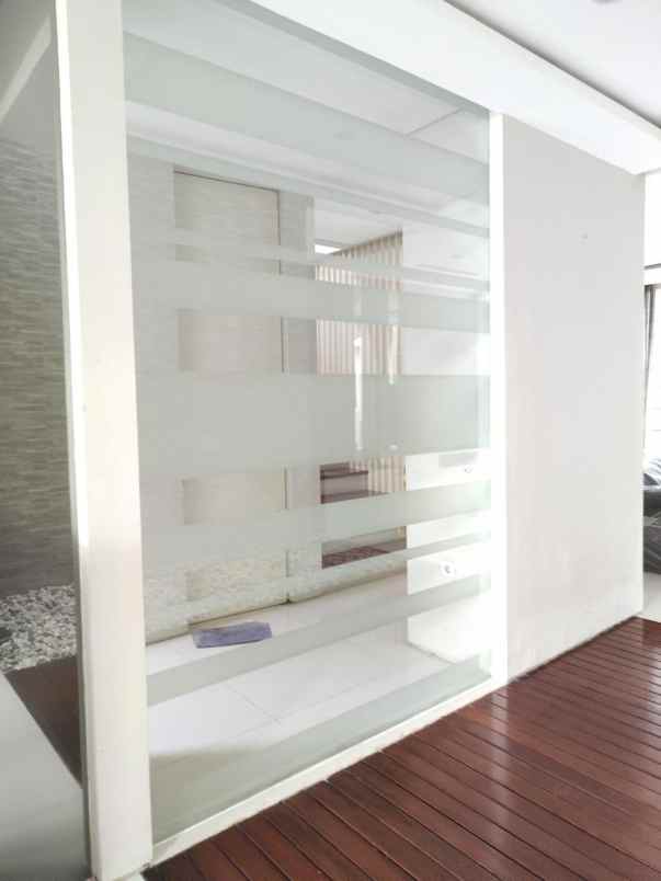 dijual rumah di perumahan stonegate park surabaya
