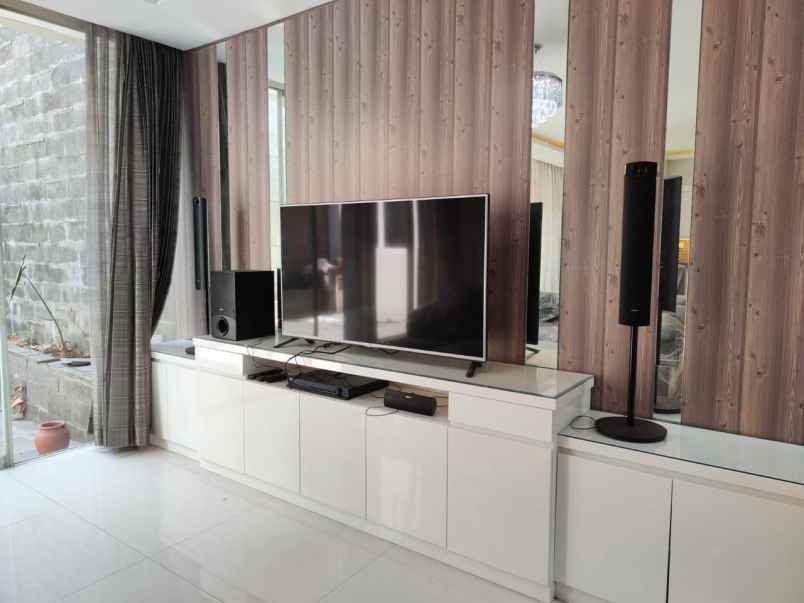 dijual rumah di perumahan stonegate park surabaya