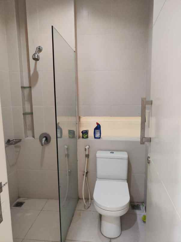 dijual rumah di perumahan stonegate park surabaya