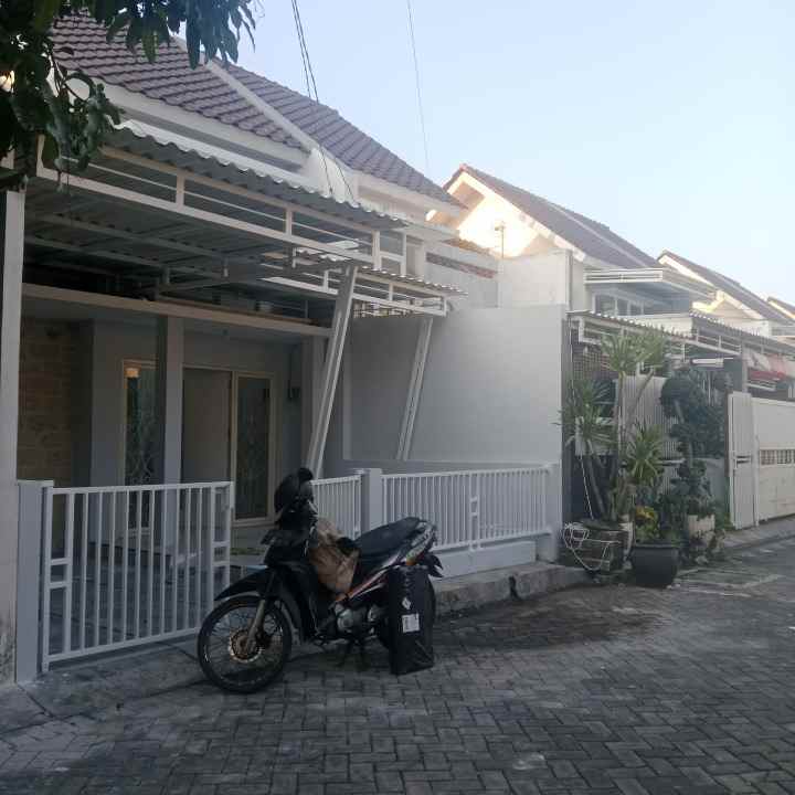 dijual rumah green lake wonorejo
