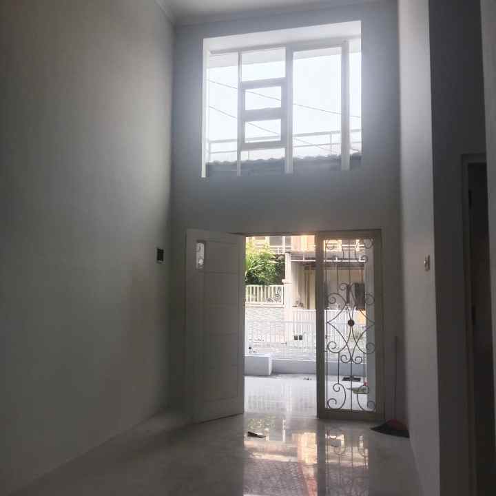 dijual rumah green lake wonorejo